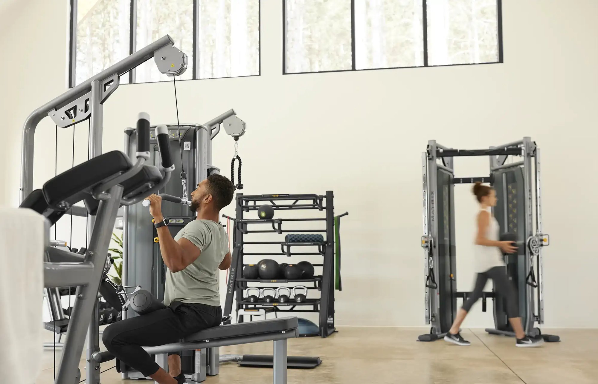 MX_LIFESTYLE_VM male-female grp workout_lat-pulldown walking w-med ball_side-angle-crop2 MX_LIFESTYLE_VM male-female grp workout_lat-pulldown walking w-med ball_side-angle-crop2